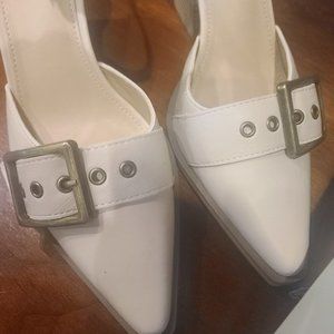 RACHEL BUCKLE HEELS IN BEIGE from Moden